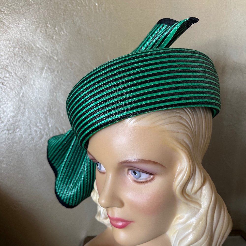 BEWITCHING 1960-70s' GREEN/BLACK STRIPED STRAW HAT WITH LARGE BOW/RHINESTONES - Picture 7 of 11